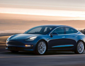 首批国产特斯拉于今日正式交付，特斯拉中国员工首批试驾